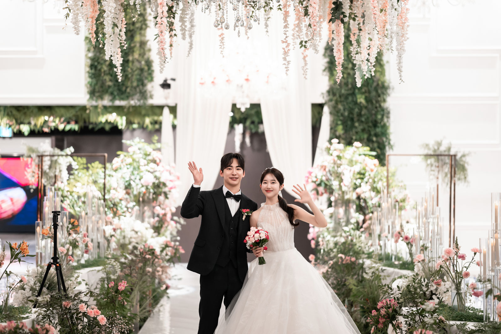 더파티움 여의도 본식영상과 함께 기록한 신랑신부 웨딩사진