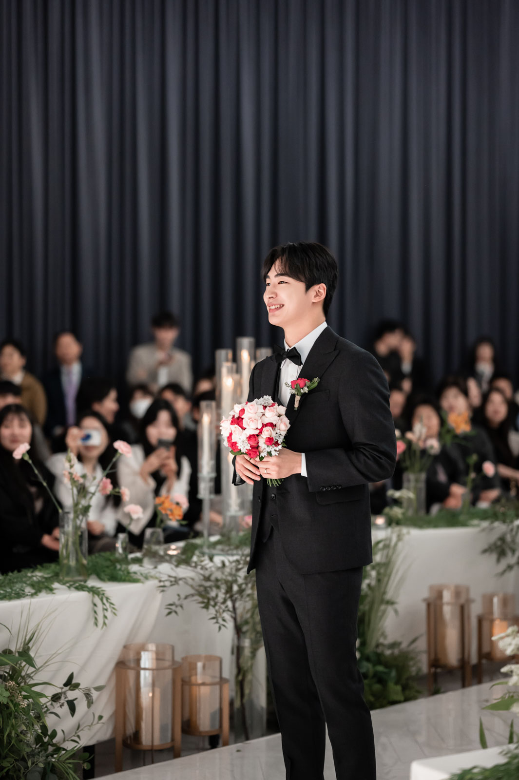 결혼식 신랑 부케 든 모습