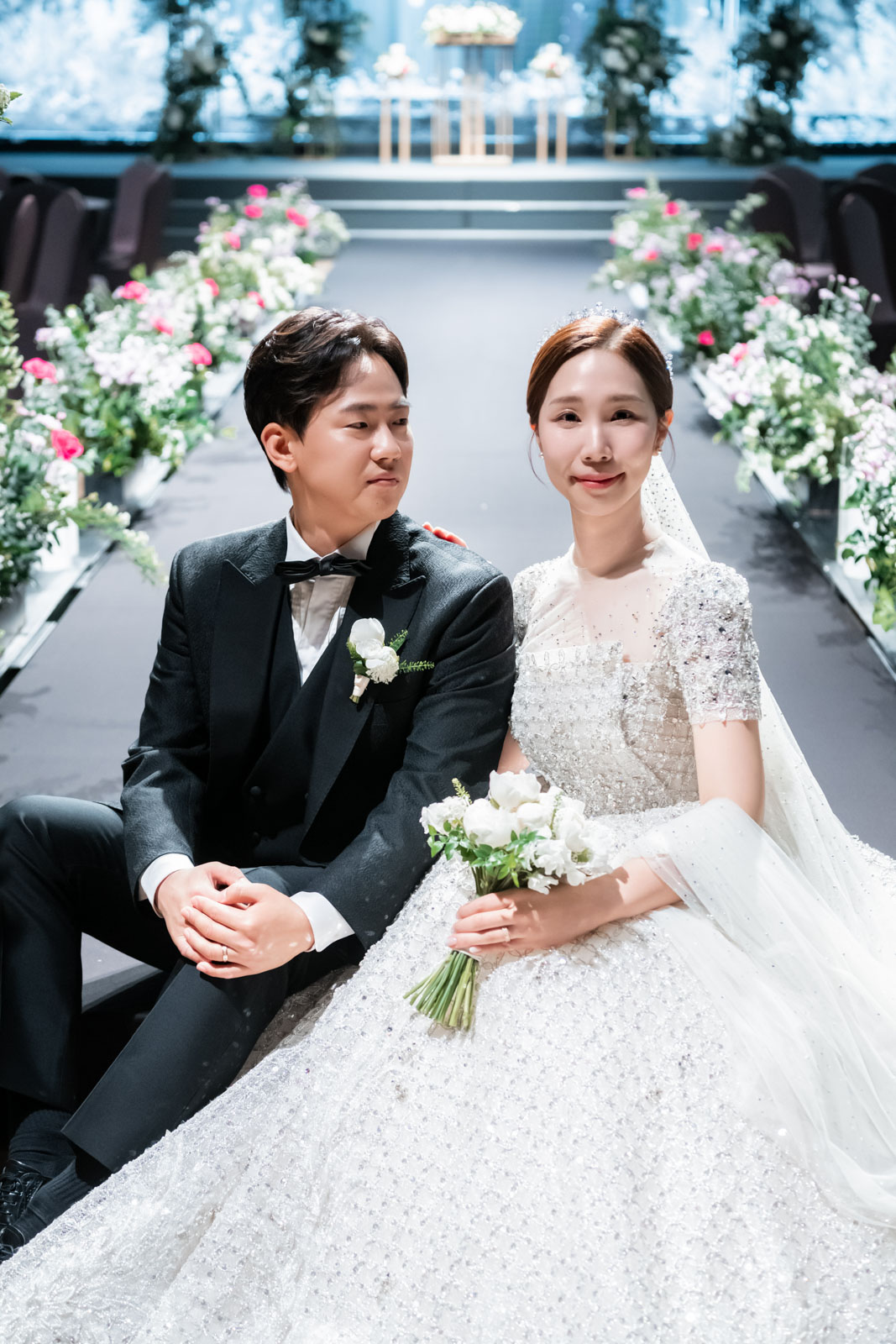 서로를 바라보는 신랑신부