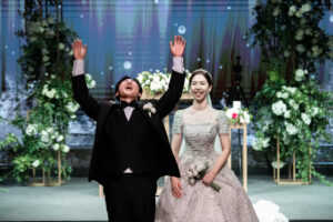 축하를 받는 신랑신부